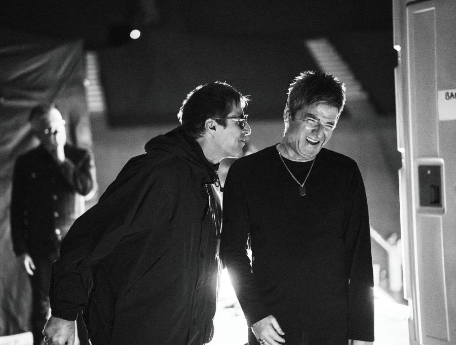 Liam y Noel Gallagher durante la gira de reunión Oasis Live ‘25, que será el centro del documental que se estrenará en cines en septiembre. FOTO cortesía