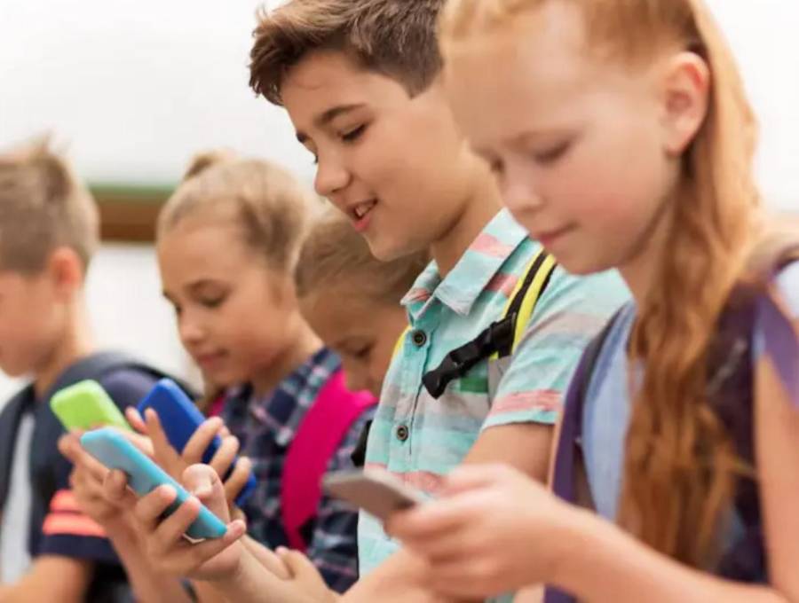 Esta nueva iniciativa legislativa respaldada por el presidente Emmanuel Macron intentará restringir la accesibilidad de jóvenes menores de 15 años a diversas plataformas. FOTO: Getty