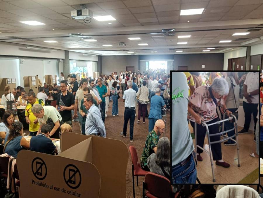 Adelante, una de las votantes que tuvo que llegar hasta el piso 11° para poder votar. Atrás, mesas de votación del centro comercial Sandiego. FOTO: Cristian Álvarez.