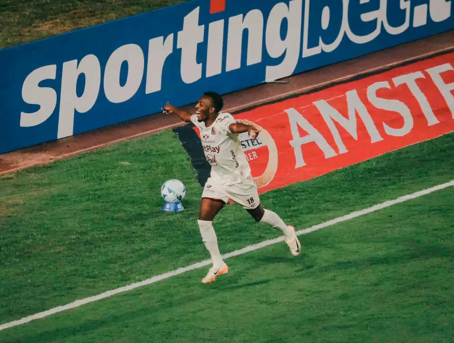 El delantero colombiano Kevin Flórez celebra el gol con el que el Deportes Tolima venció como visitante al Táchira. FOTO TOMADA X@cdtolima