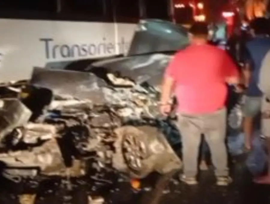 Así quedó uno de los vehículos accidentados en la Medellín-Bogotá. FOTO: Cortesía Denuncias Antioquia.