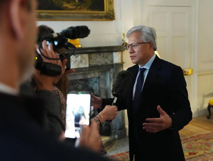 Jensen Huang, director ejecutivo de Nvidia, descartó en una entrevista a CBS News que la inteligencia artificial pueda acabar con la humanidad antes de 2030 y calificó esas advertencias de “narrativas apocalípticas”. FOTO AFP
