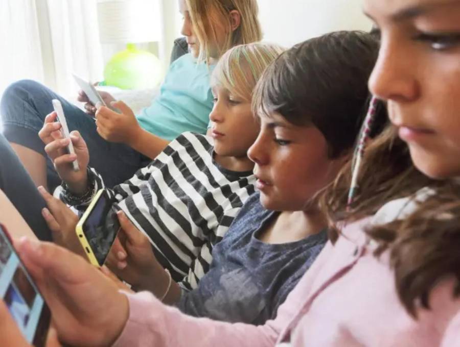 El estudio, que abarca 21 países, expone cómo redes sociales como Instagram, TikTok y WhatsApp se han convertido en el escenario principal del 60% de estos casos. FOTO: Getty
