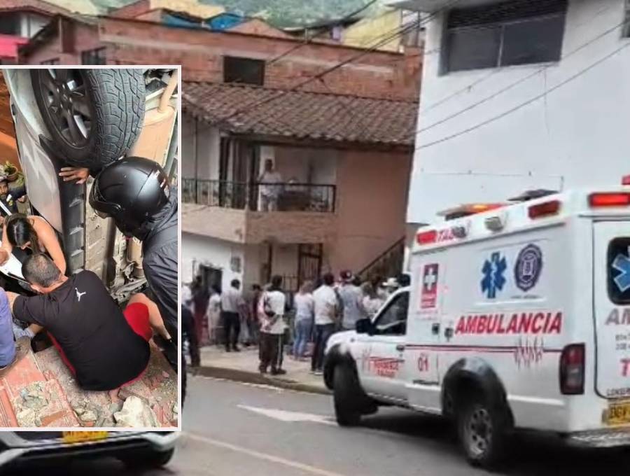 Adelante, momento en el que los vecinos rescatan a la conductora. Atrás, el lugar de los hechos. FOTO: Cortesía Denuncias Antioquia