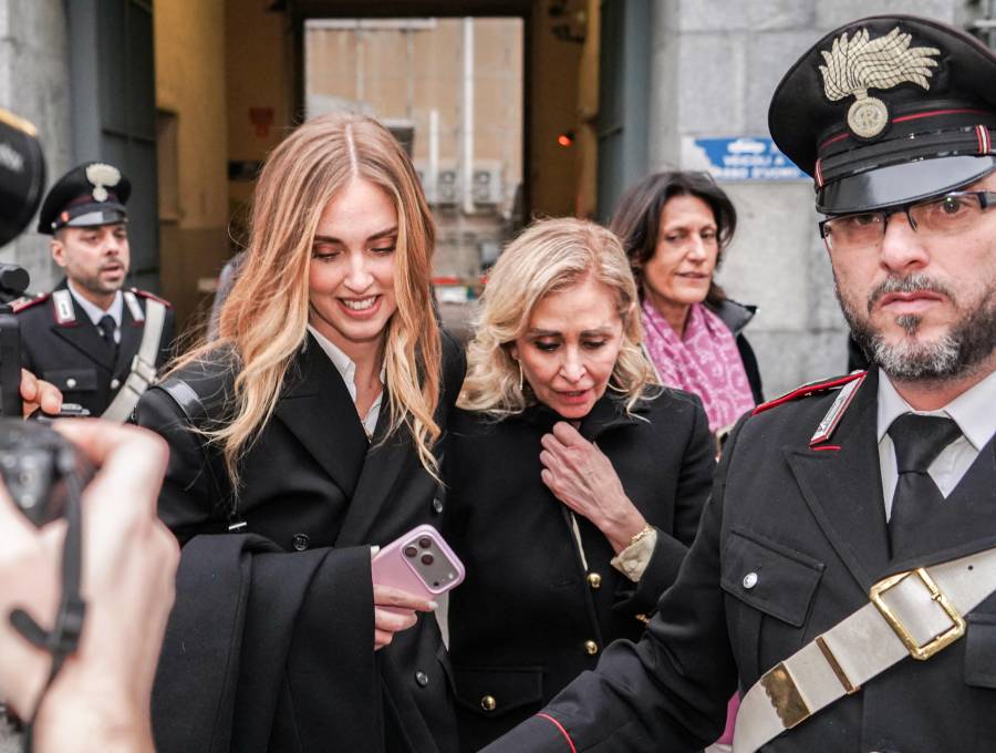 Chiara Ferragni abraza a su madre, Marina Di Guardo, a las afueras del tribunal de Milán, tras ser absuelta en el juicio por el caso del pandoro y los huevos de Pascua. FOTO: AFP.
