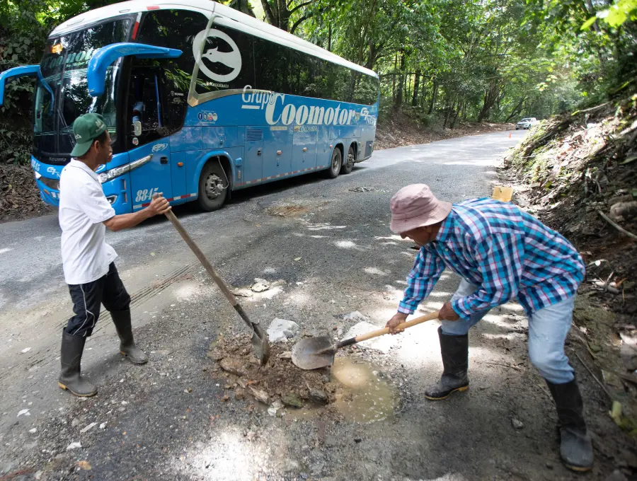 Así lucen varios tramos de la Medellín - Bogotá, una de las carreteras más peligrosas del país. FOTO: ESNEYDER GUTIÉRREZ