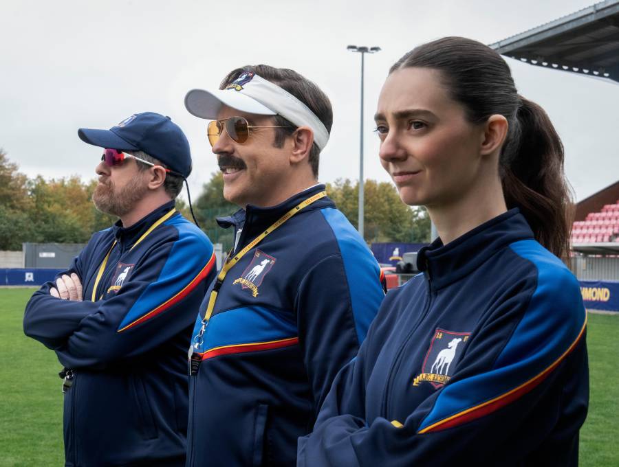 Brendan Hunt, Jason Sudeikis y Tanya Reynolds en la nueva temporada de Ted Lasso. FOTO Cortesía Apple TV