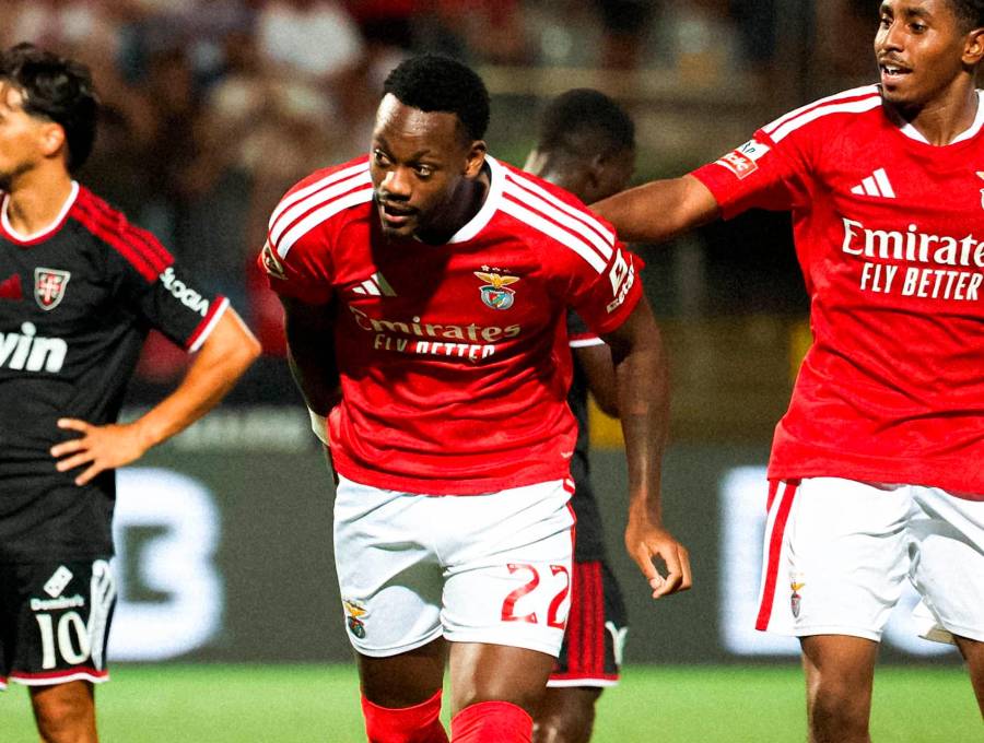 Jhon Durán en el duelo vs. Casa Pia. FOTO: <b>X SLBenfica</b>