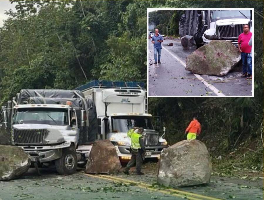 Así quedó el vehículo tras la caída de las piedras en La Pintada. FOTO: imagen tomada de redes.