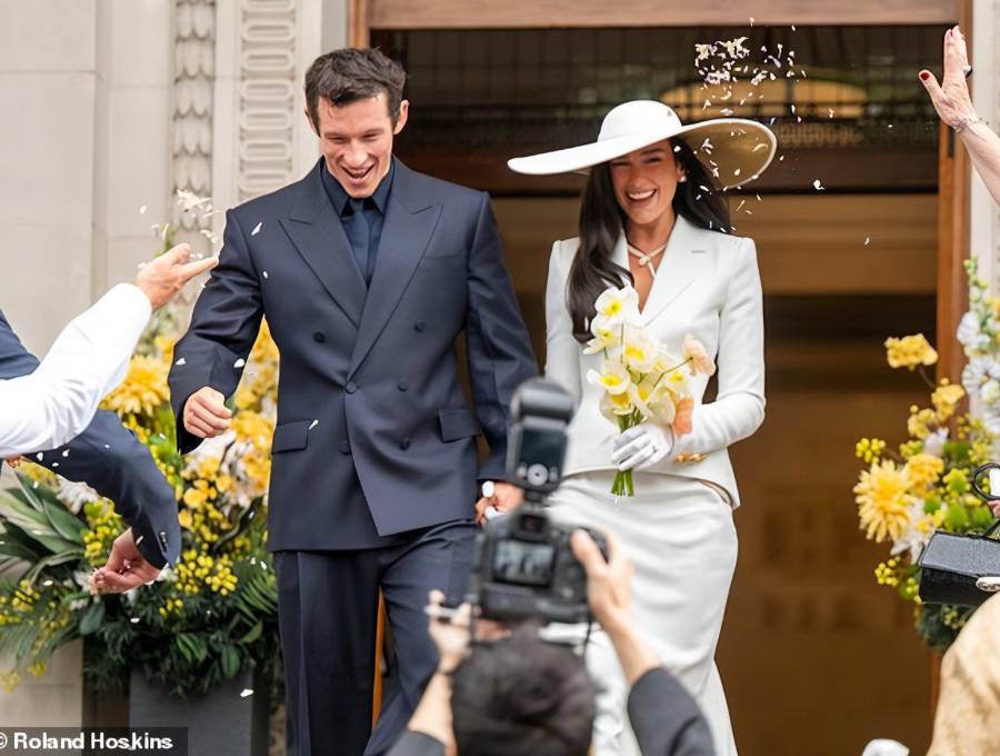 Dua Lipa lució un vestido blanco acompañado de un sombrero diseñado por la prestigiosa casa de moda Schiaparelli. Por su parte, Callum Turner vistió un elegante traje azul oscuro durante la ceremonia. Foto: Tomada de redes sociales