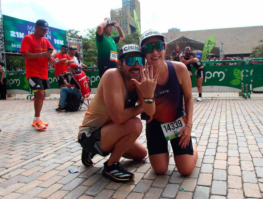 Valentina y Marco Antonio celebraron su compromiso tras cumplir con los 21 y 42k en la Maratón Medellín, que contó con 30.000 participantes en la edición 32 este 2026. FOTO CORTESÍA MARATÓN MEDELLÍN 