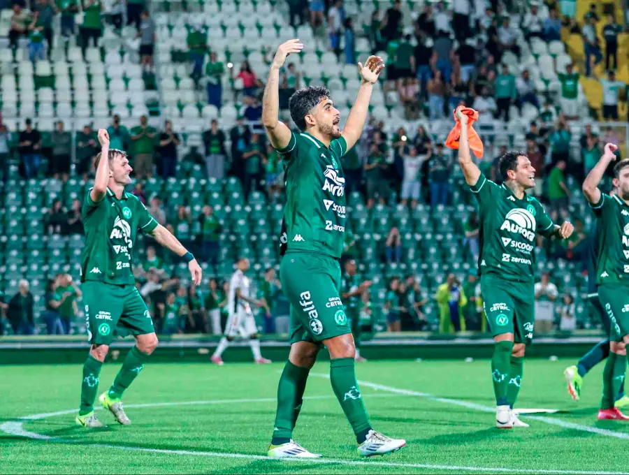 Los jugadores de Chapecoense celebran con sus hinchas el regreso del equipo a la primera división de Brasil. FOTO TOMADA X@ChapecoenseReal