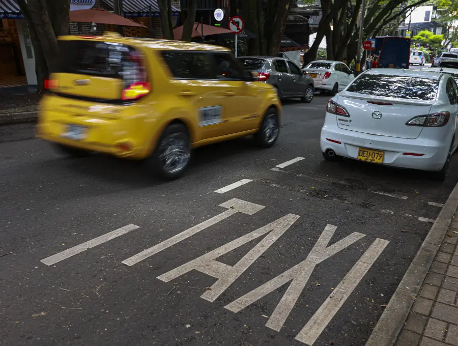 Las autoridades de movilidad informaron del pico y placa que regirá para los taxis en el segundo semestre de 2025. FOTO: Manuel Saldarriaga Quintero