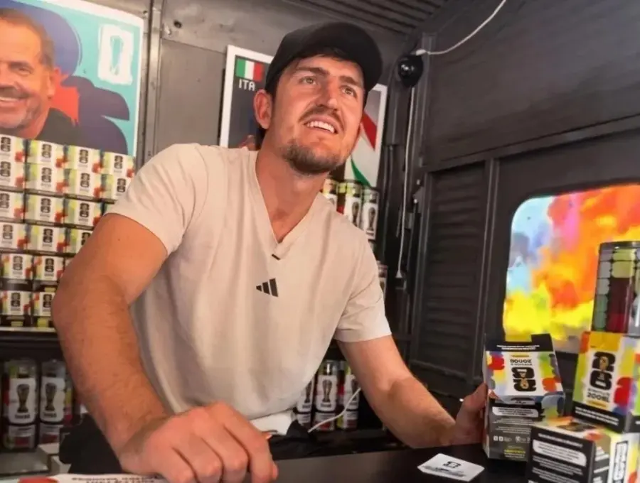 Mientras sus compañeros de selección se concentran para el Mundial 2026, Harry Maguire pasa sus días en el Rockefeller Center de Nueva York promocionando el álbum oficial del torneo. FOTO: Captura de video de redes sociales @AtaqueFutbolero