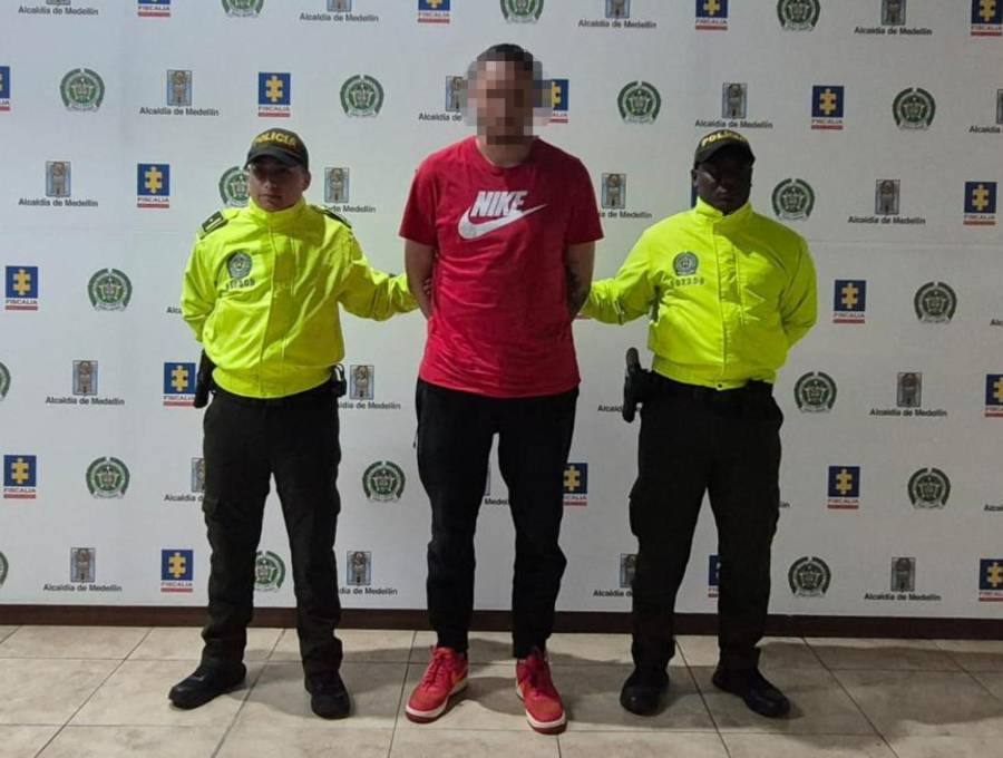 Alias Pulga, de 31 años, tras su detención por miembros de la Policía. FOTO: Cortesía