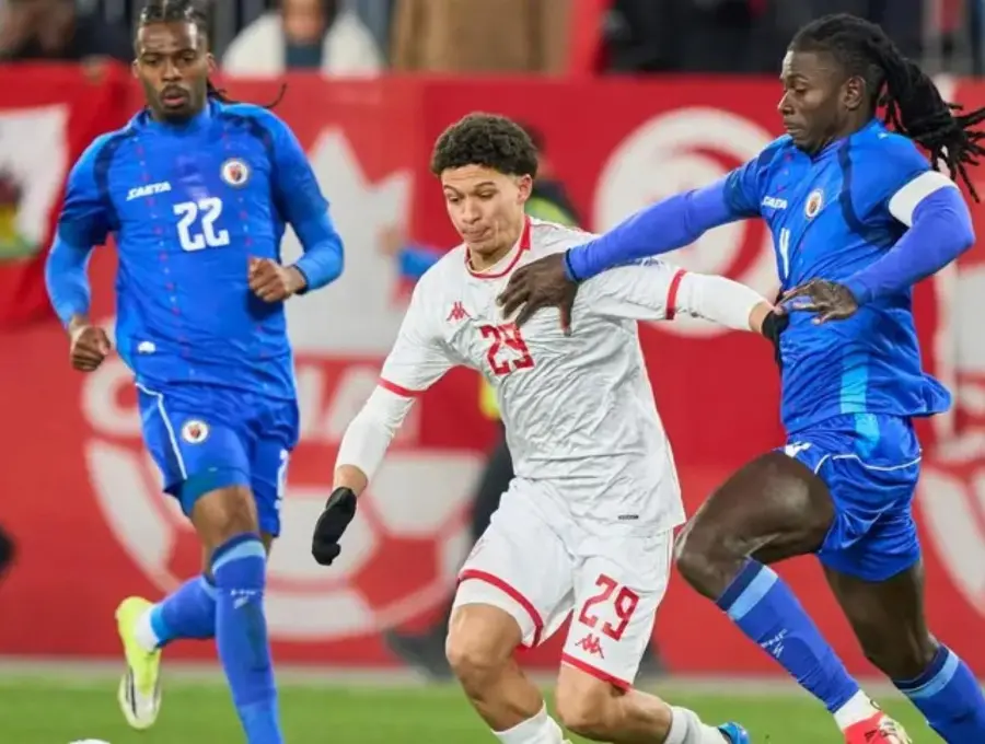 El seleccionador Lamouchi destapó la razón por la que el delantero Louey Ben Farhat no jugará el torneo: una llamada del padre del jugador negándose a que asistiera. Ese es el joven con la camiseta de Túnez FOTO: AFP