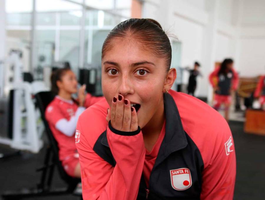 Daniela Garavito quien hace parte del proceso de Selección Colombia femenina desde categorías menores, marcó gol olímpico con Santa Fe en el empate ante Nacional. FOTO TOMADA X @LeonasSantaFe