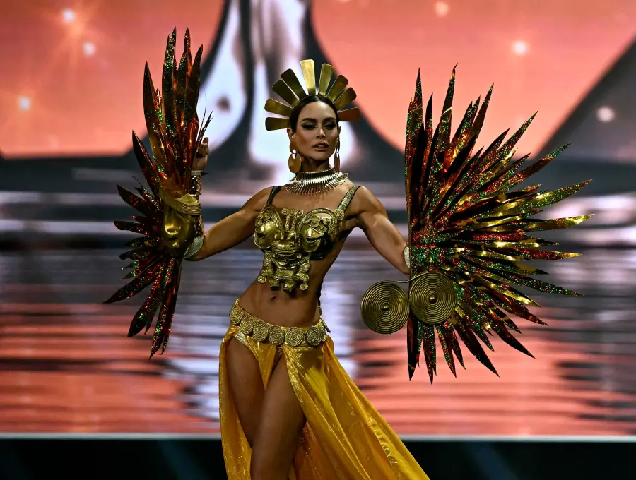 Vanessa Pulgarín en la presentación de traje tradicional en Miss Universo. FOTO AFP