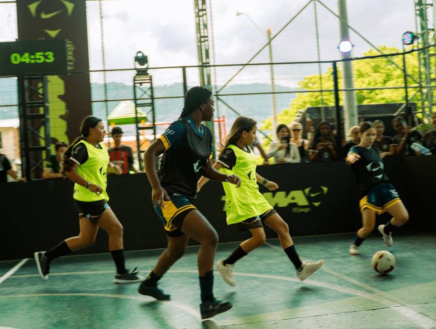 Alrededor de 100 jugadores se citaron en el parque del barrio Andalucía La Francia en la ciudad de Medellín para disputar una de las plazas más codiciadas del fútbol callejero actual. FOTO: Cortesía Nike