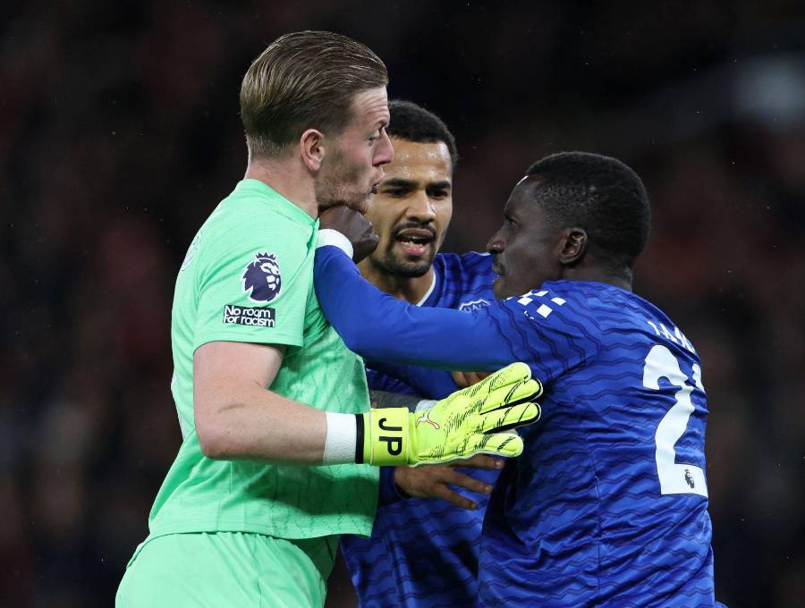 El arquero Jordan Pickford intentó frenar al senegalés Idrissa Gana Gueye, quien insistía en seguir peleando con su compañero. Foto: AFP