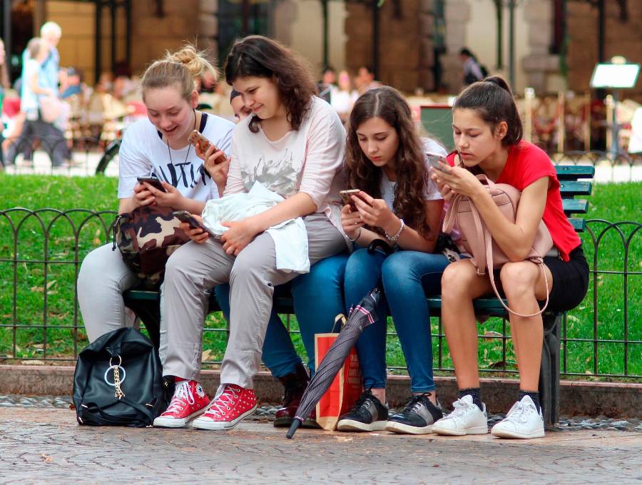 Expertos advierten que los algoritmos de redes sociales exponen a niños y adolescentes a contenidos adictivos y dañinos que afectan su bienestar emocional y salud mental. FOTO Pixabay