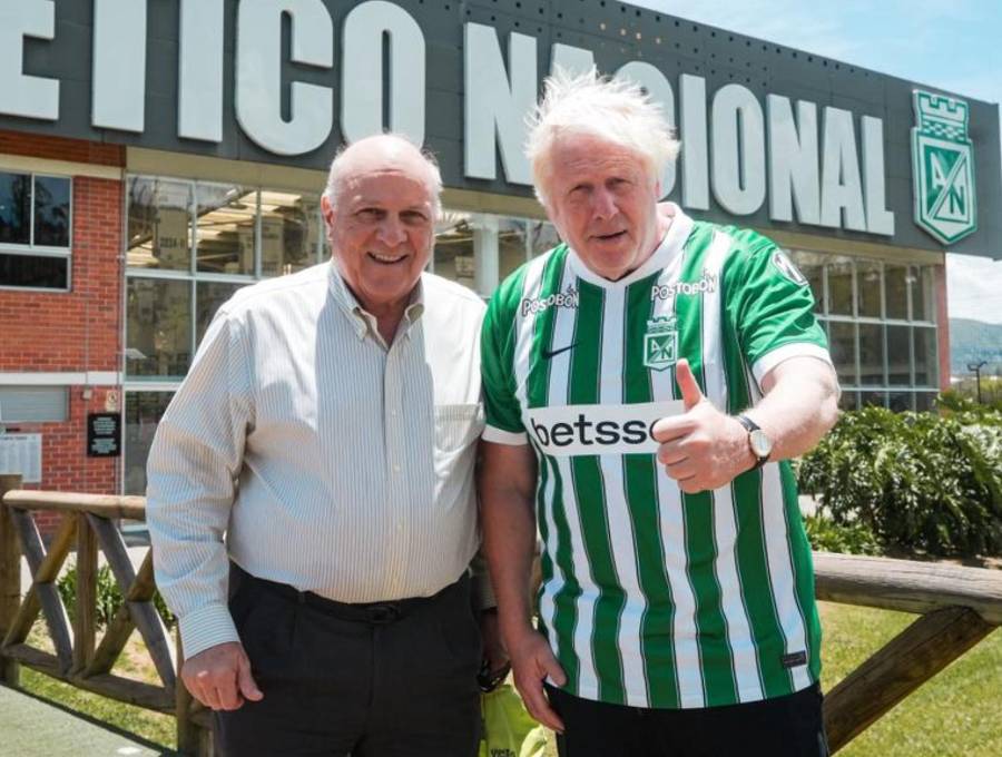 El ex primer ministro Boris Johnson recorrió las instalaciones del club verdolaga, vistió la camiseta verde y blanca y pateó el balón en las canchas del complejo antioqueño. FOTO: Tomada de redes sociales @nacionaloficial