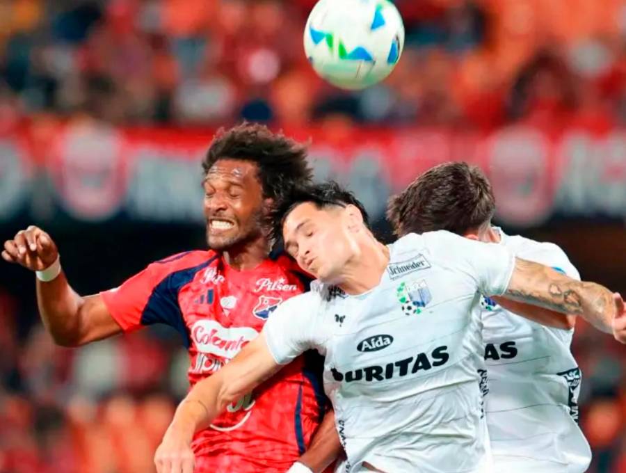 El futbolista Didier Moreno, capitán del Medellín, fue uno de los jugadores que más ímpetu puso en el duelo ante los uruguayos. Foto: Manuel Saldarriaga