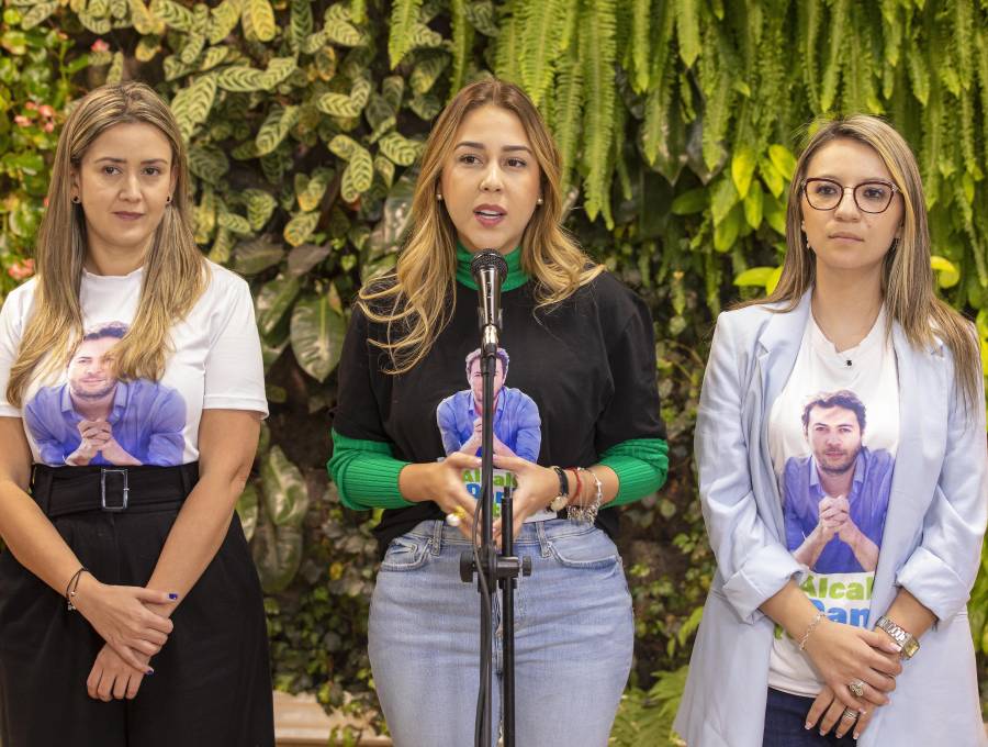 La exsecretaria de Salud de Medellín, Andreé Uribe, por los días en que fue nombrada alcaldesa encargada. A su izquierda, María Camila Villamizar y a su derecha Karen Bibiana Delgado, esta última implicada en el caso de Aguas Vivas. FOTO: Carlos Alberto Velásquez