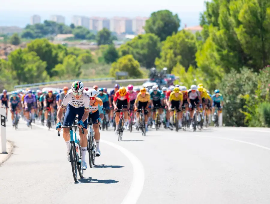 Las bicicletas de alta gama son protagonistas en la Vuelta a España 2026, con modelos que alcanzan precios de hasta 15.900 euros. FOTO @lavuelta