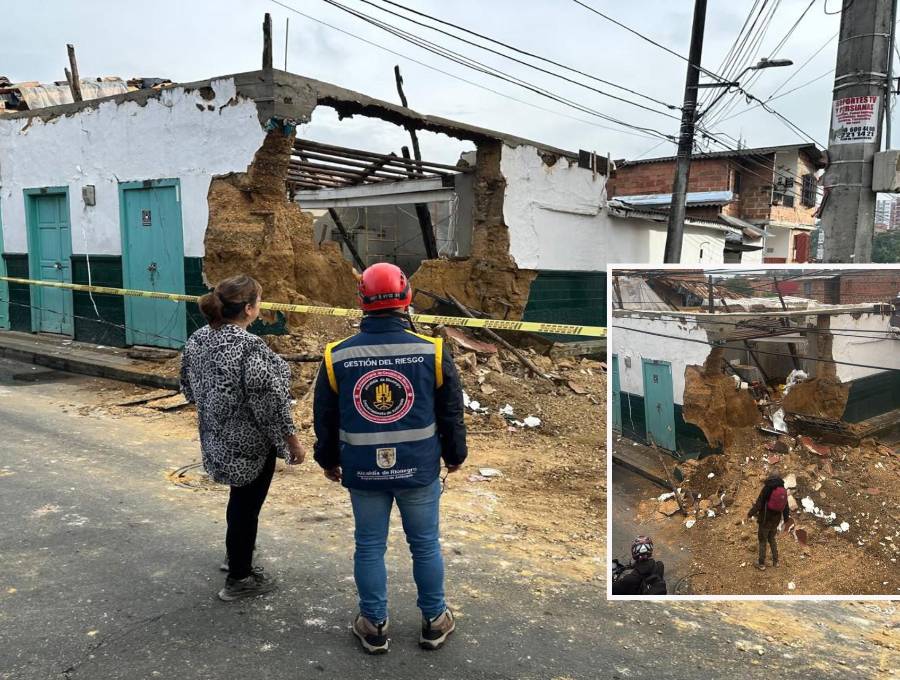 Adelante, instantes después de la caída de la fachada. Atrás, organismos de socorro evaúan la estructura. FOTO: Cortesía