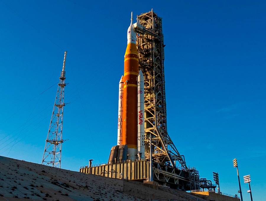 El enorme cohete SLS de la misión Artemis II, en la que cuatro astronautas orbitarán la Luna. FOTO: Tomada de X @NASA