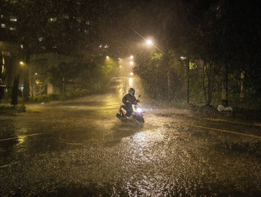 El aguacero que cayó en Medellín este 29 de julio inició en el costado oriental y luego se extendió al sur del Valle de Aburrá. Imagen de referencia. FOTO: Carlos Velásquez