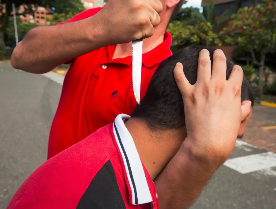Un altercado entre dos hombres en la plaza de vicio del barrio El Raizal, en la comuna 3 (Manrique), provocó la muerte de John Alejandro Osorio Maldonado, de 44 años. FOTO: DRAMATIZADO - CARLOS VELÁSQUEZ