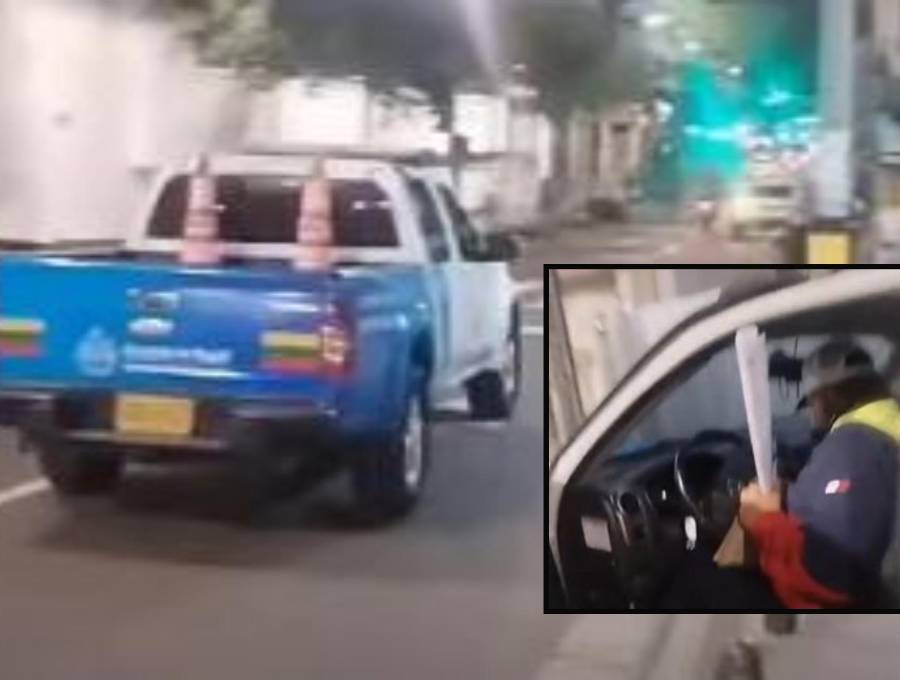 Adelante, el conductor del vehículo, quien sería un agente de tránsito, llevando lo que según la denuncia sería un pendón de una campaña política. Atrás, el vehículo oficial implicado. FOTO: imagen tomada de redes