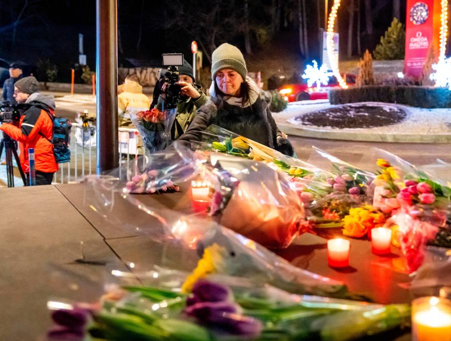 Una mujer pone flores cerca del lugar donde un incendio arrasó un bar abarrotado durante las celebraciones de Nochevieja en la ciudad de Crans-Montana. FOTO: AFP
