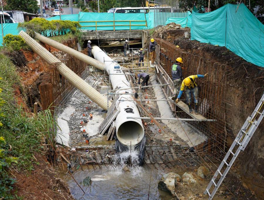 Obreros del Área Metropolitana realizan las labores en el afluente que divide a Itagüí de San Antonio de Prado. FOTO: cortesía
