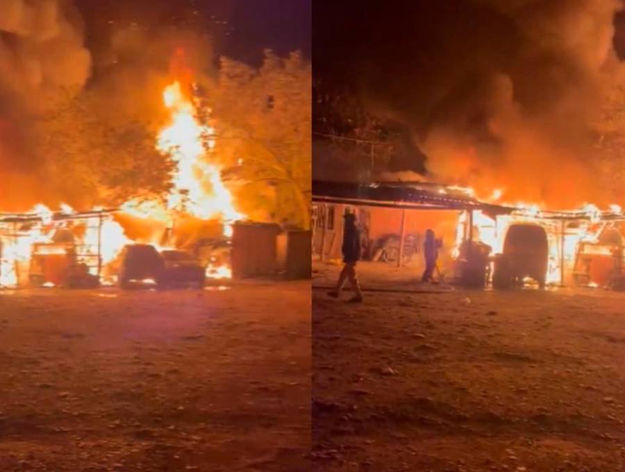 En total fueron destruidos doce vehículos y afectados cuatro locales comerciales. FOTO: CORTESÍA