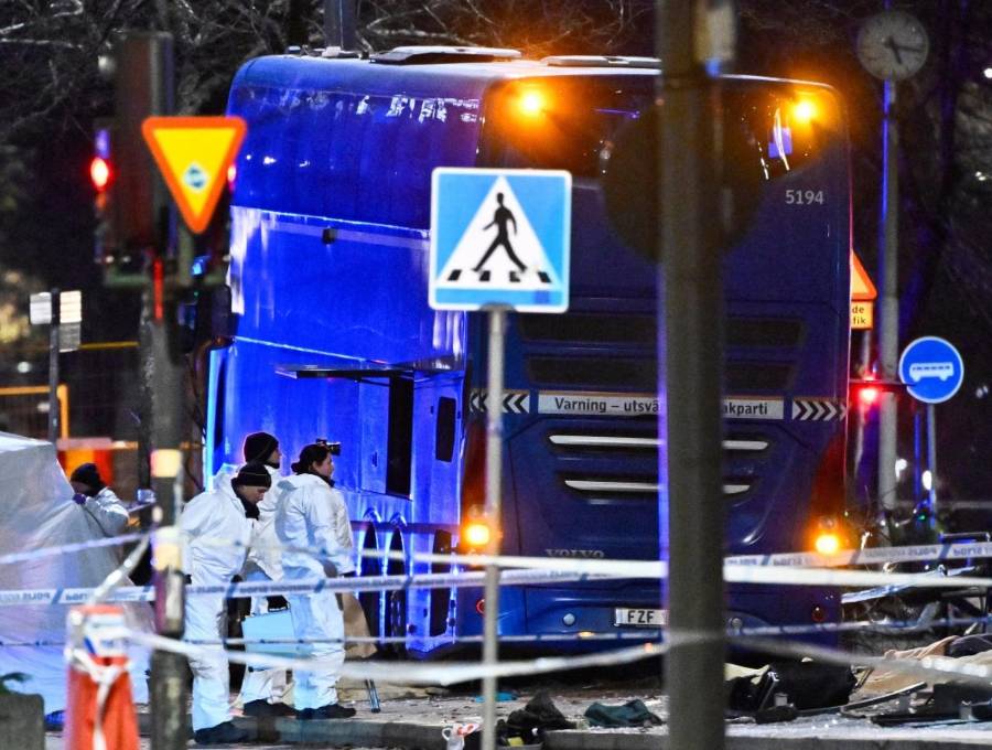 El autobús, según informaron testigos, no estaba prestando servicio en el momento de los hechos. FOTO: AFP
