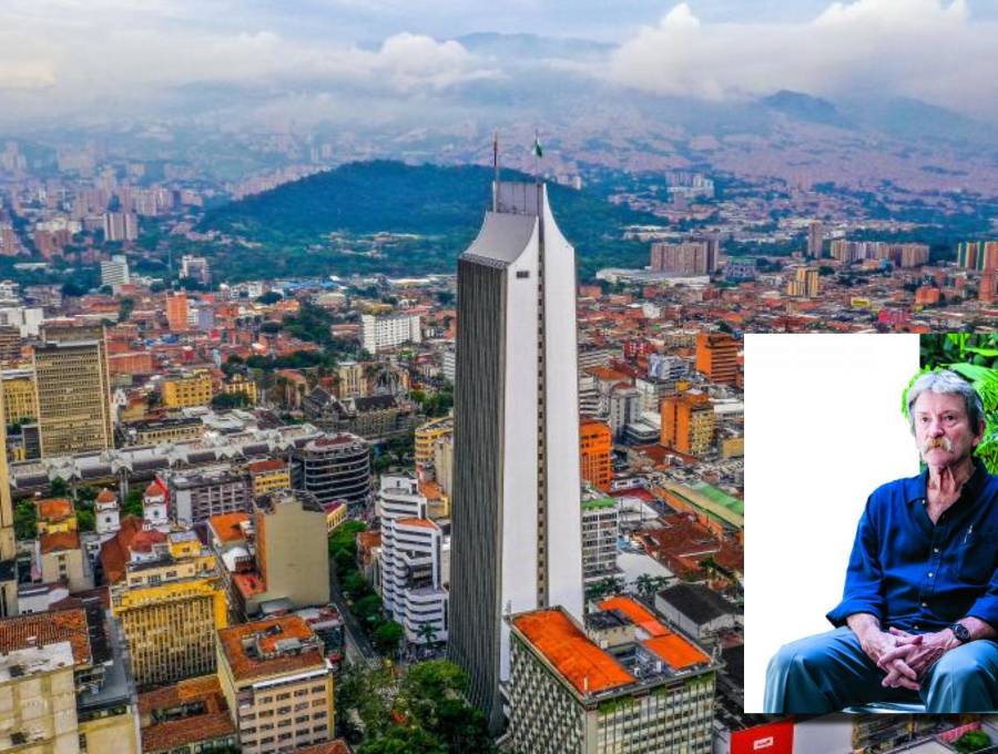 Adelante, el urbanista y arquitecto argentino Jorge M. Jáuregui. Atrás, panorámica del Centro de Medellín. Foto: Andrés Camilo Suárez y Julio César Herrera.
