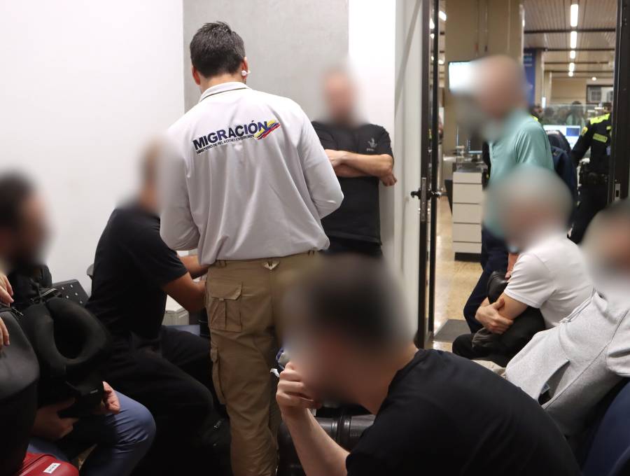 <br />Grupo de turistas proveniente de Nueva York fueron inadmitidos por Migración en el José María. FOTO Cortesía
