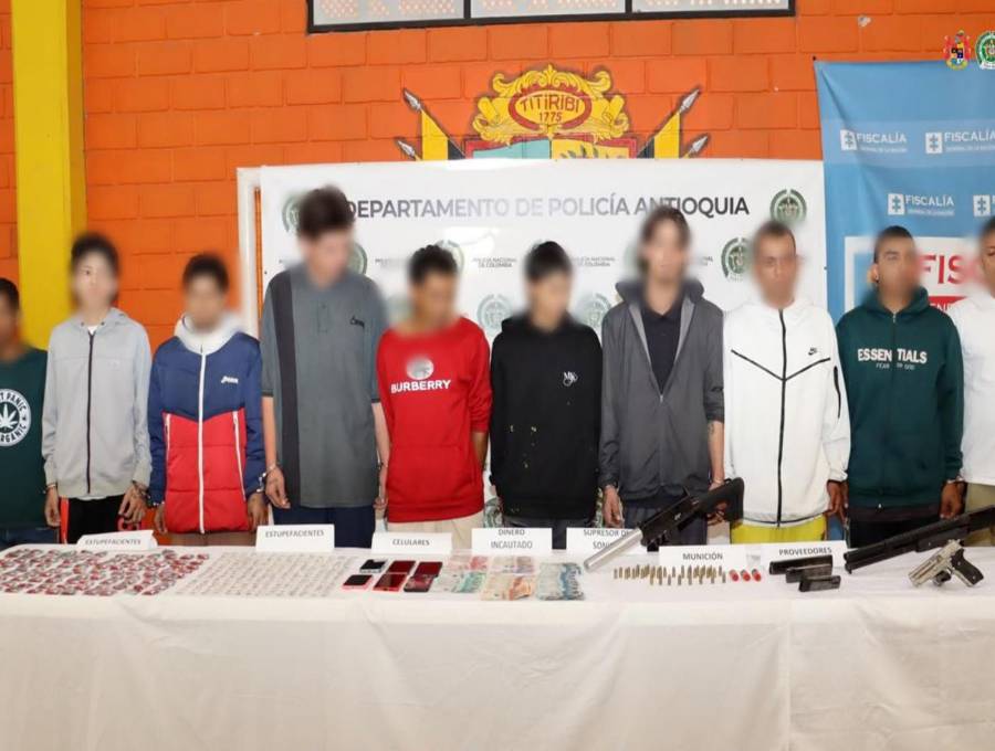 Algunos de los detenidos junto el material ilícito incautado tras los operativos. FOTO: Cortesía