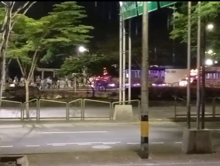 En horas de la madrugada varios buses con indígenas llegaron a La Alpujarra. Foto: Captura de video 