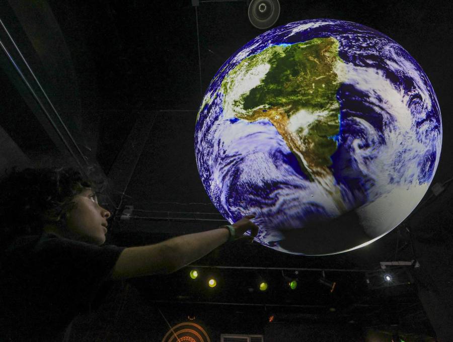 Un niño visita la nueva experiencia en el Planetario de Medellín. En este momento está la exposición “La Tierra: conexiones vitales”. Foto: Manuel Saldarriaga Quintero