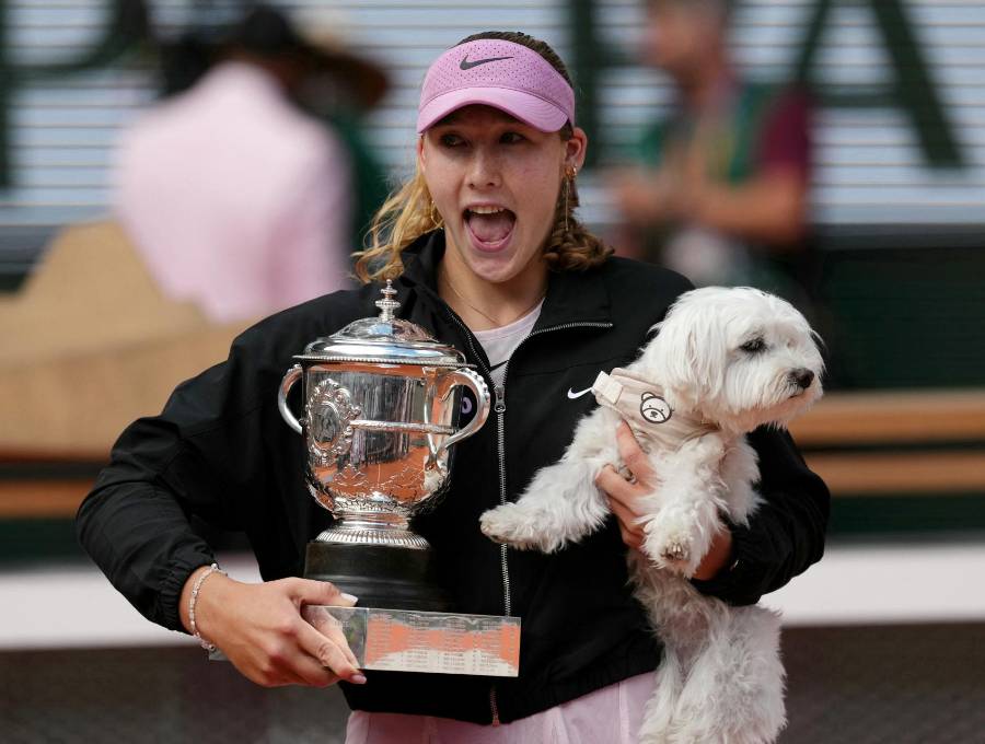 En apenas 1 hora y 22 minutos, la octava del mundo desactivó la resistencia de Maja Chwalinska para levantar su primera Copa de los Mosqueteros y emular las hazañas de las leyendas adolescentes. FOTO: AFP