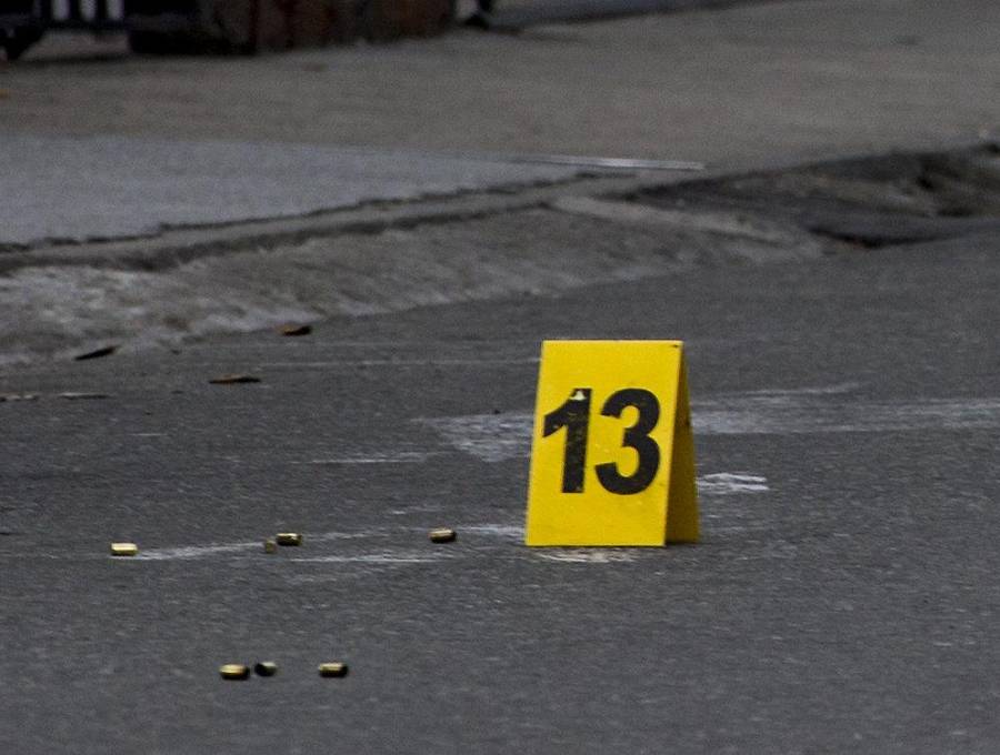 El conductor de la camioneta que estaba persiguiendo tuvo que ser trasladado a un centro asistencial, mientras quedaba bajo custodia policial. FOTO: EL COLOMBIANO
