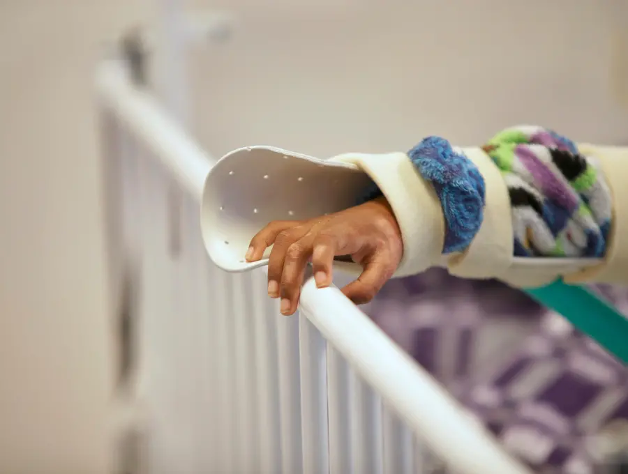 Un niño de un año fue uno de los quemados durante la jornada de Año Nuevo, en una temporada en la que se está volviendo a las cifras de quemados de hace una década. FOTO: COLPRENSA