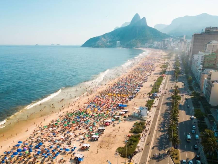 La playa de Ipanema en Brasil, como la de Copacabana, tendrán nuevas restricciones impuestas por la Alcaldía de Río de Janeiro el próximo 1 de junio. FOTO: SSTOCK