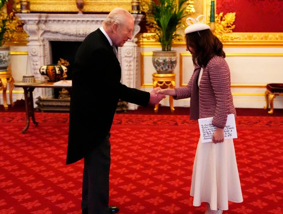 La embajadora de Colombia ante Reino Unido Laura Sarabia durante su audiencia con el rey Carlos III. FOTO: Getty