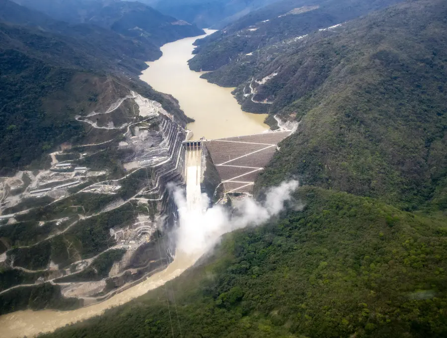 Aspecto de la central hidroeléctrica de Ituango, con su vertedero funcionando. FOTO: Juan Antonio Sánchez. Archivo El Colombiano