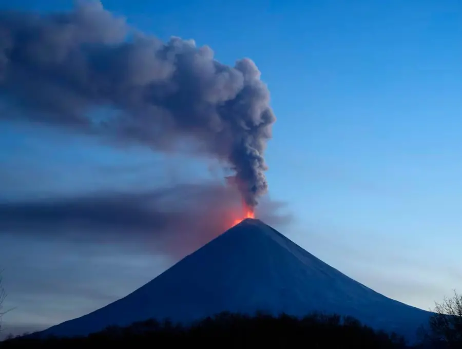 El volcán Kliuchevskoi está ubicado a 4.800 metros de altura y tiene de un cono con un cráter de unos 700 kilómetros de diámetro.<b> </b>FOTO: Tomada de X @Tiempo_AMBA